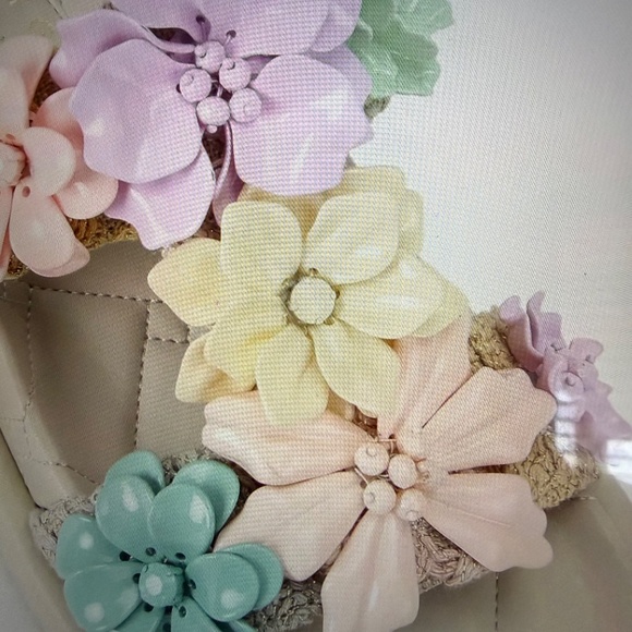 WOW....KURT GEIGER LONDON ORSON FLOWER SANDAL SZ 8.5(US). 39(EU) Orig. $260 - Picture 4 of 14